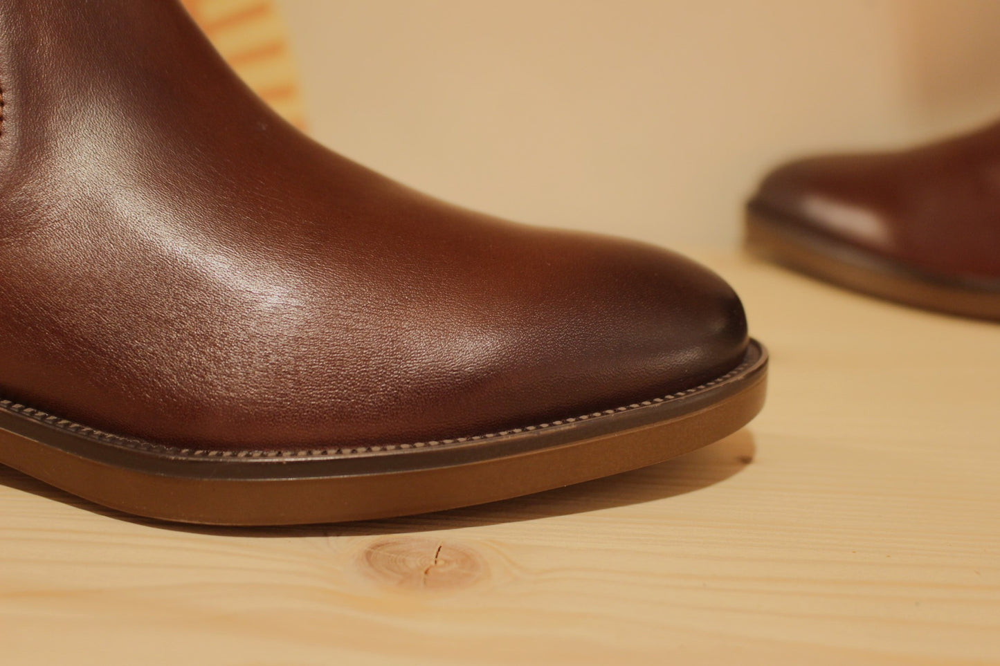 Bottines Pikolinos coupe chelsea femme en cuir lisse de couleur acajou. Deux élastiques d'aisance latéraux