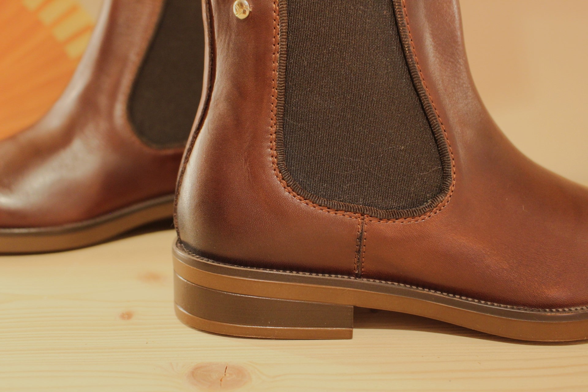 Bottines Pikolinos coupe chelsea femme en cuir lisse de couleur acajou. Deux élastiques d'aisance latéraux
