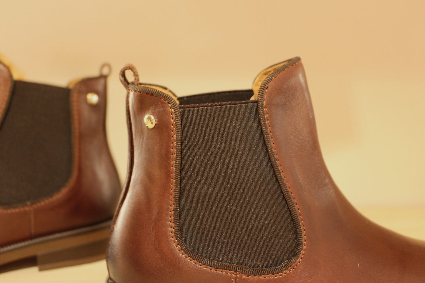 Bottines Pikolinos coupe chelsea femme en cuir lisse de couleur acajou. Deux élastiques d'aisance latéraux