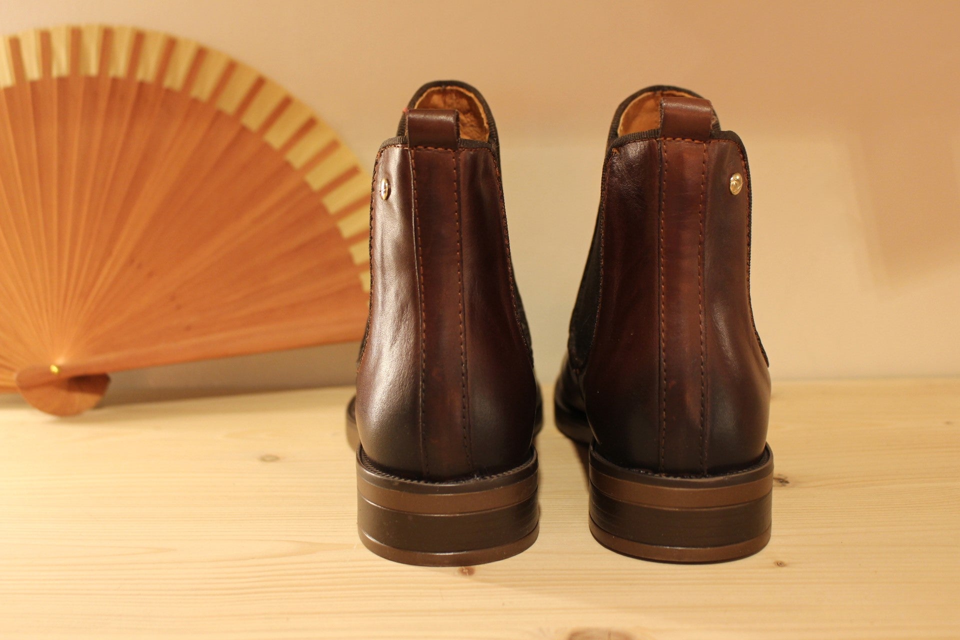 Bottines Pikolinos coupe chelsea femme en cuir lisse de couleur acajou. Deux élastiques d'aisance latéraux