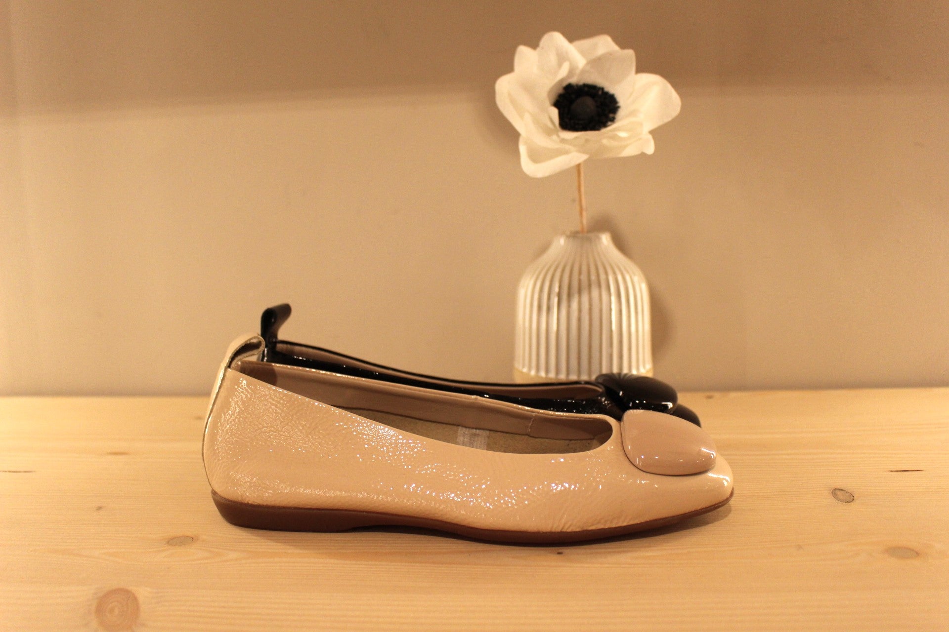 Ballerine très souple en cuir vernis beige rosé ou noir WONDERS