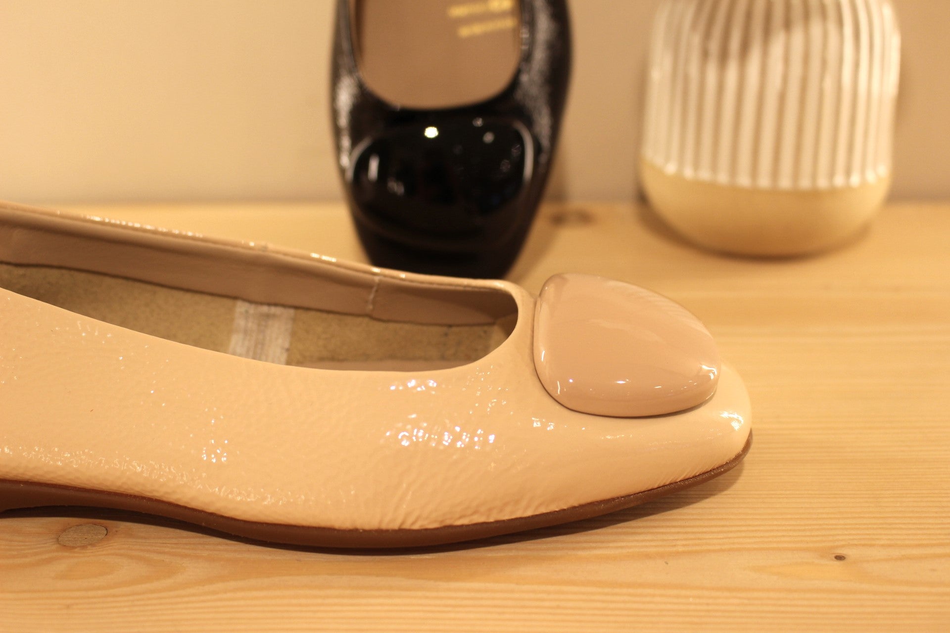 Ballerine très souple en cuir vernis beige rosé ou noir WONDERS