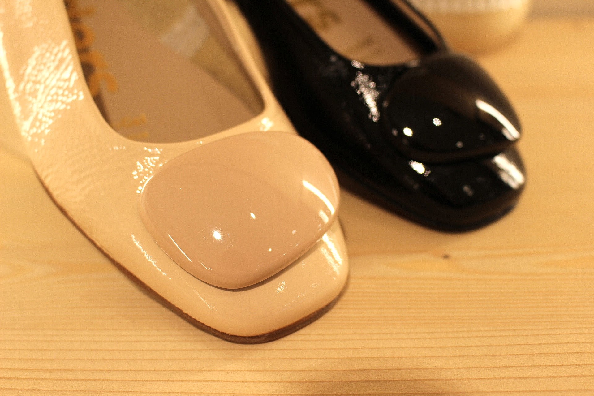 Ballerine très souple en cuir vernis beige rosé ou noir WONDERS