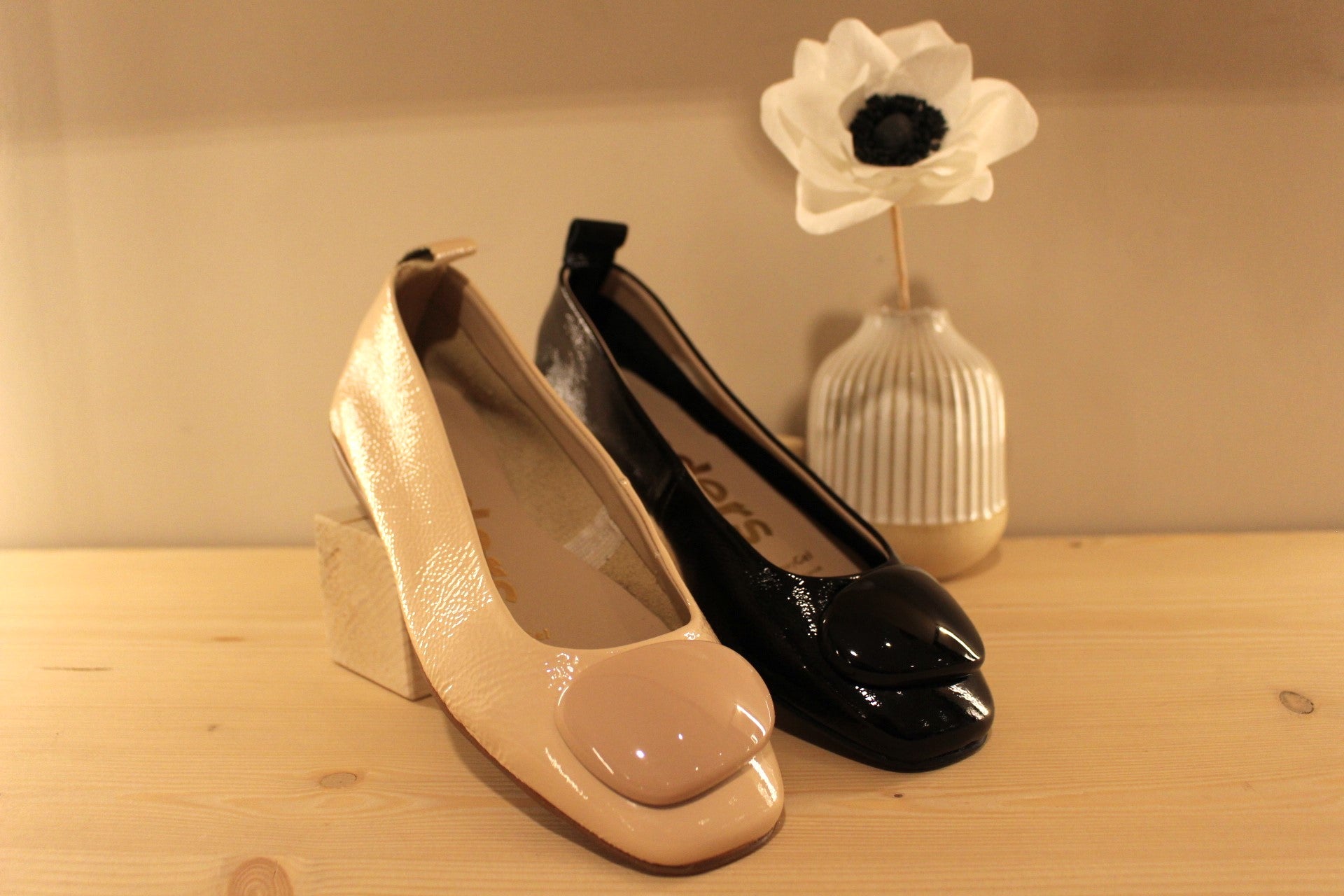 Ballerine très souple en cuir vernis beige rosé ou noir WONDERS