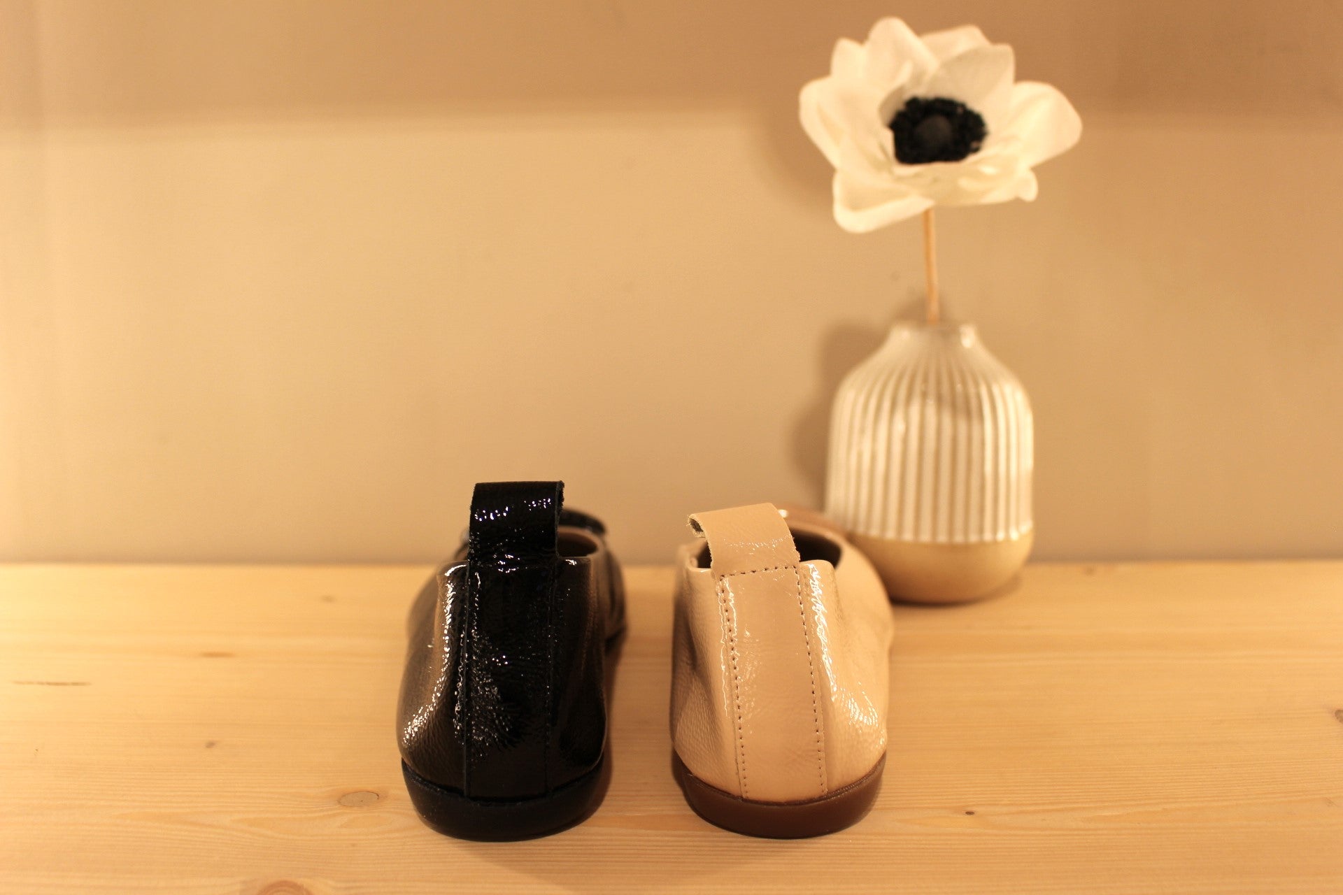 Ballerine très souple en cuir vernis beige rosé ou noir WONDERS