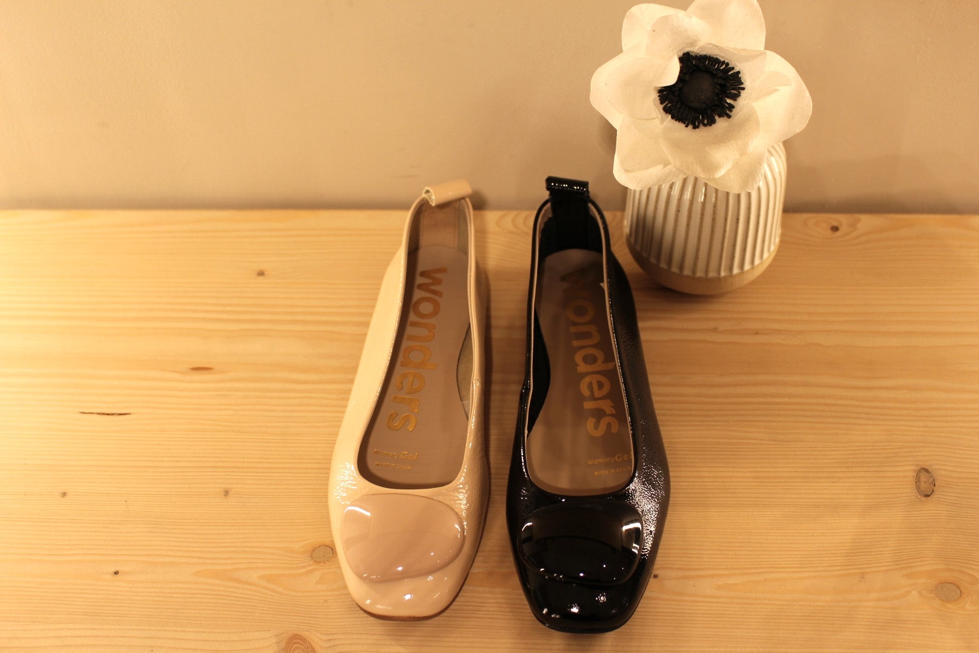 Ballerine très souple en cuir vernis beige rosé ou noir WONDERS