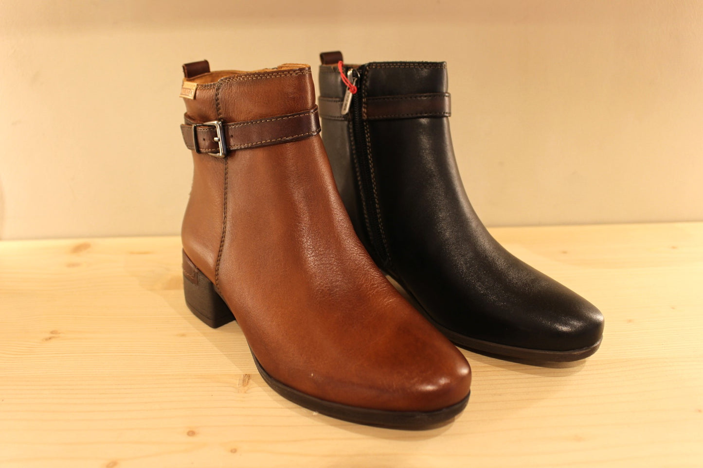 Bottines cuir noir ou marron  PIKOLINOS