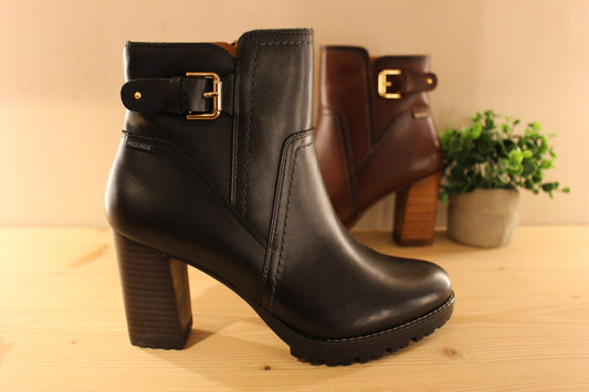 Bottines Pikolinos en cuir de couleur noir ou de couleur olmo. Zip du côté interne. Ceinture boucle décorative