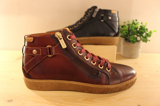 Basket Pikolinos en cuir de couleur rouge ou de couleur noir. Mélange de cuir lisse et croûte de cuir ton sur ton sur l'arrière