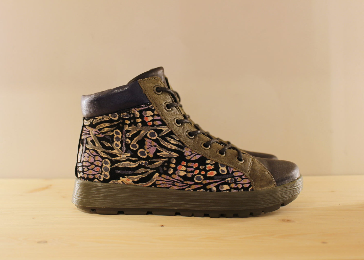  Bottines en cuir de couleur noir, bleu, avec bordures de quartiers kaki. Cuir velours ras imprimé sur les quartiers THINK
