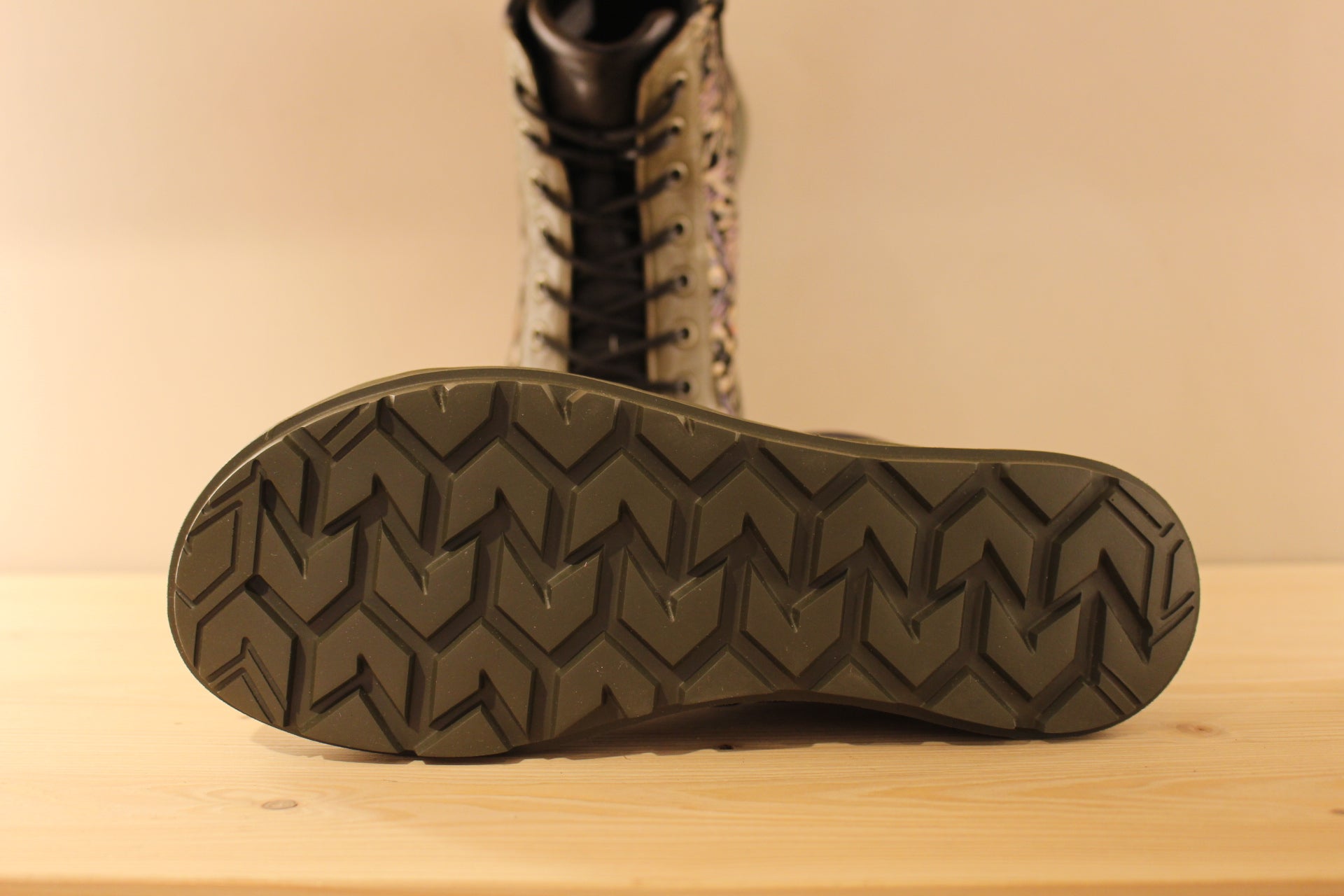 Bottines en cuir de couleur noir, bleu, avec bordures de quartiers kaki. Cuir velours ras imprimé sur les quartiers THINK