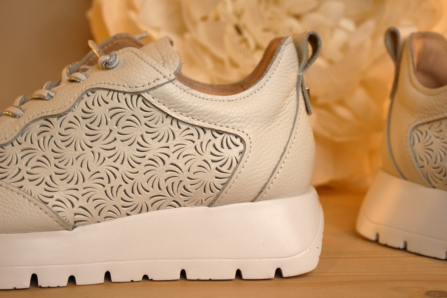 Sneaker cuir blanc pour femme chaussures légère semelle interne amovible WONDERS