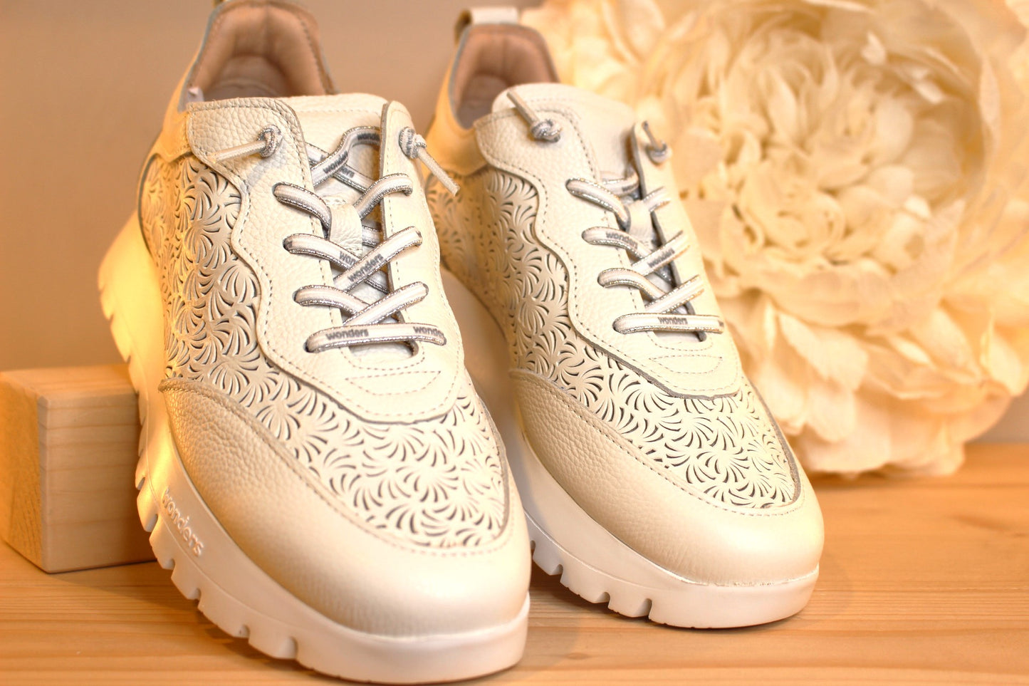 Sneaker cuir blanc pour femme chaussures légère semelle interne amovible WONDERS