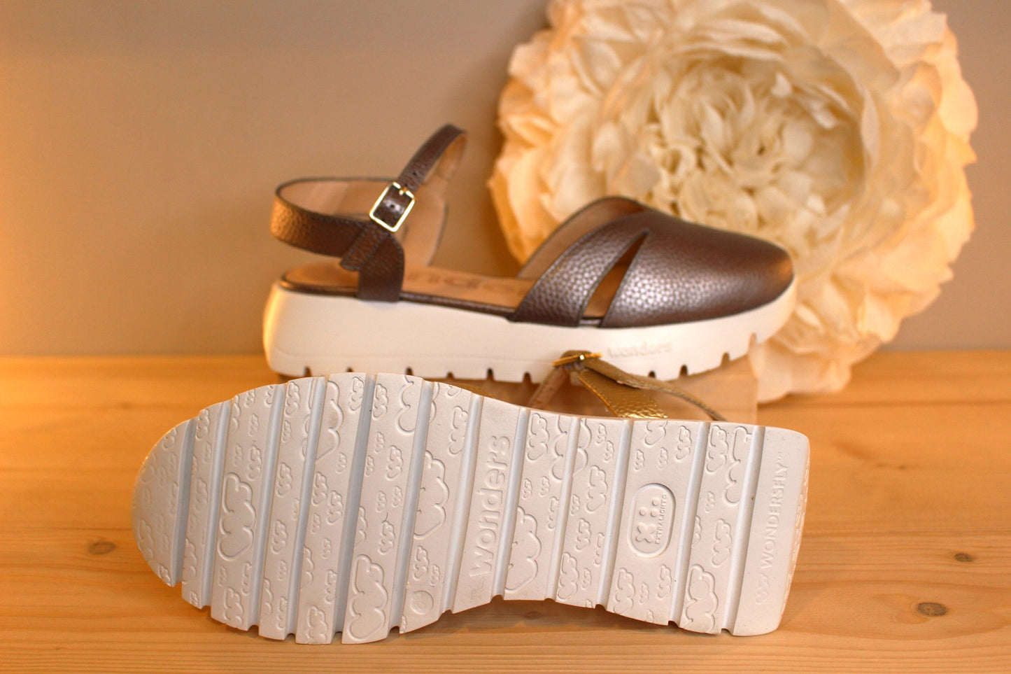 Sandale avant fermé cuir métallisé gris ou or WONDERS
