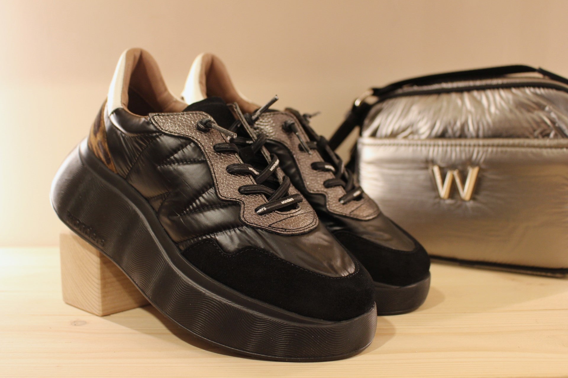 Sneaker femme en cuir et nylon noir métallisé plomb et léopard à l'arrière WONDERS