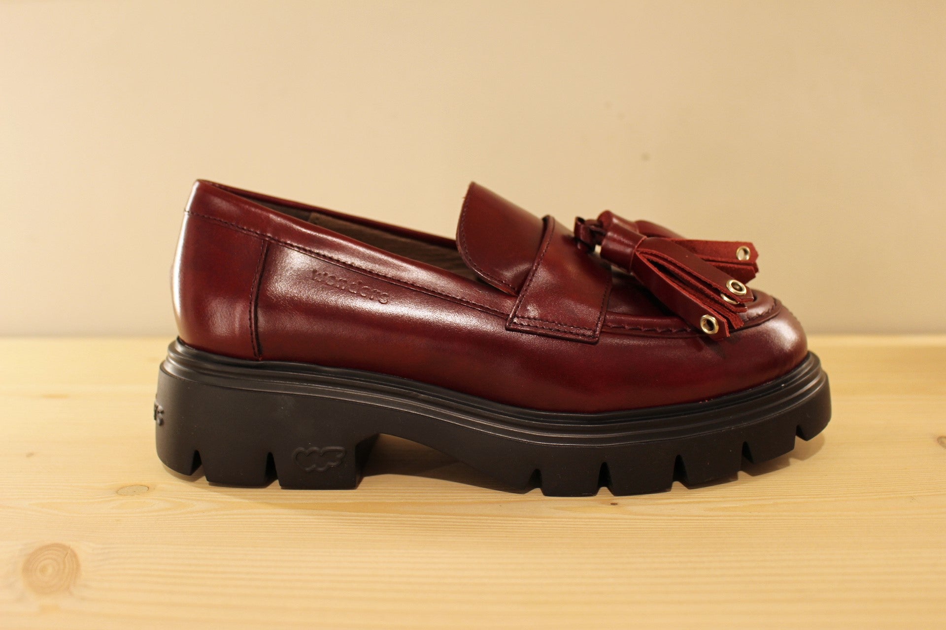 Mocassin cuir rouge ou noir avec pompons WONDERS