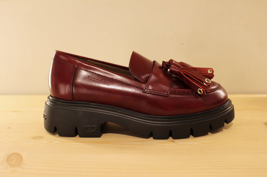 Mocassin cuir rouge ou noir avec pompons WONDERS