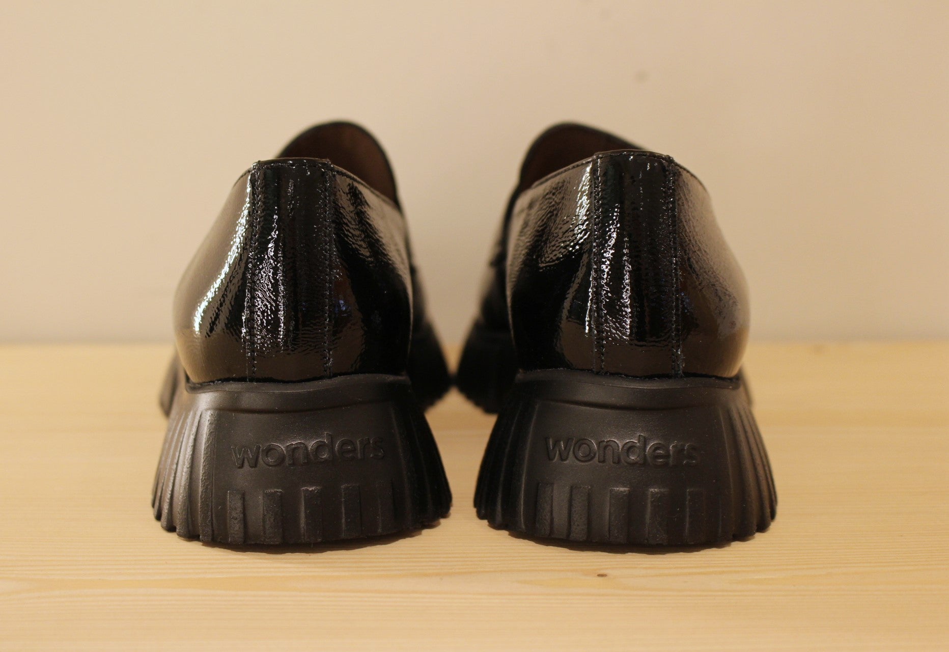 Mocassins en cuir vernis noir  avec semelles amovibles WONDERS