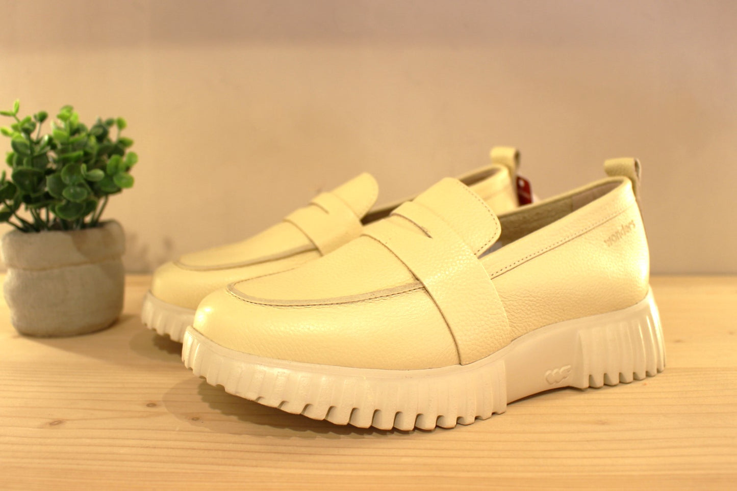 WONDERS Mocassin en cuir de couleur vanille. Chaussures doublées cuir. Semelle interne amovible