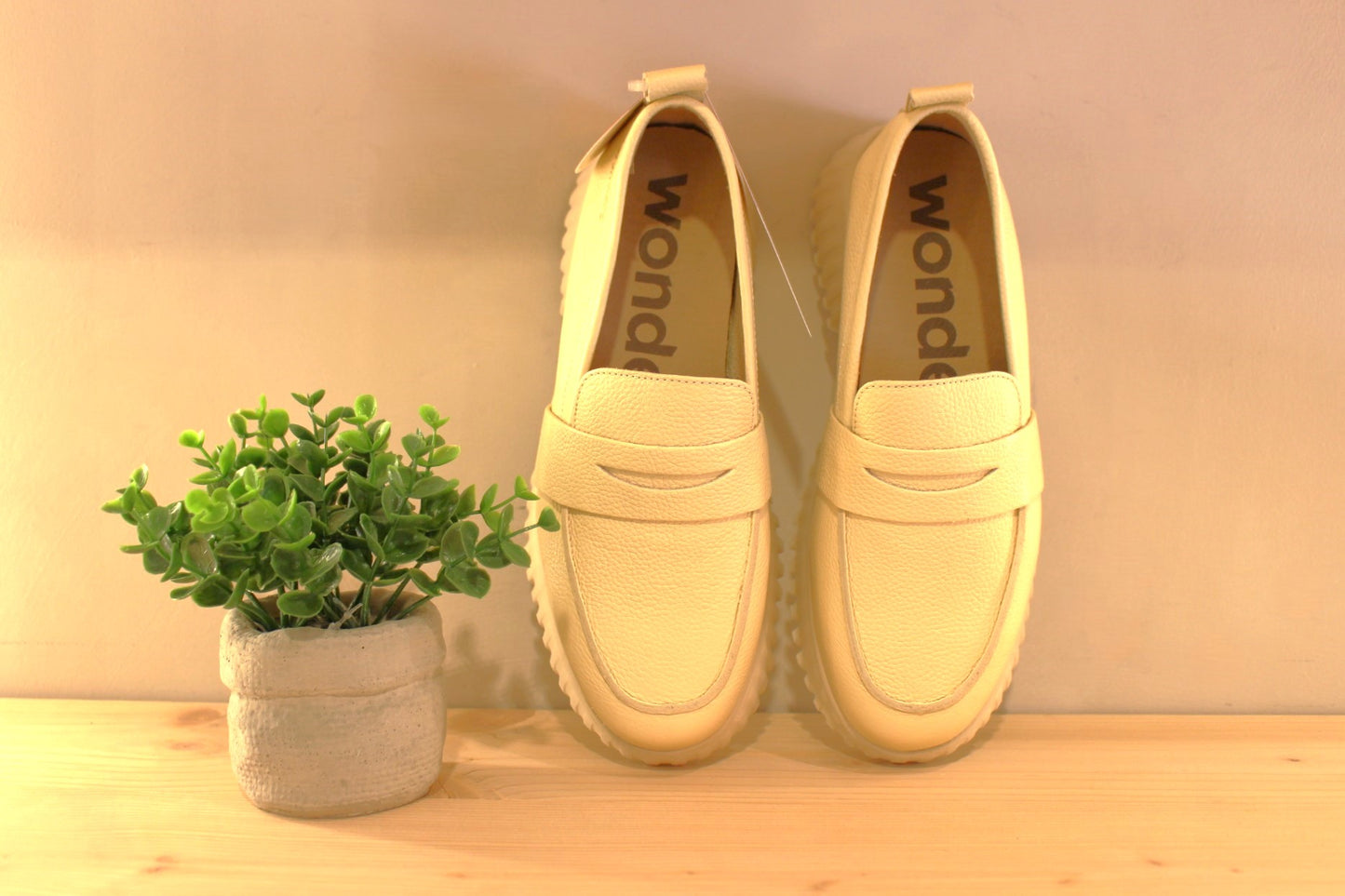 WONDERS Mocassin en cuir de couleur vanille. Chaussures doublées cuir. Semelle interne amovible