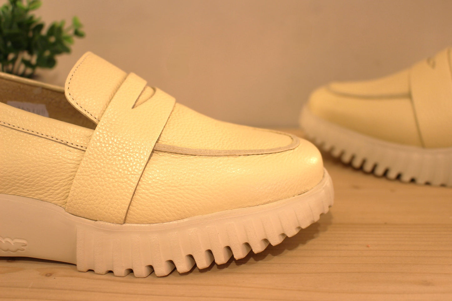 WONDERS Mocassin en cuir de couleur vanille. Chaussures doublées cuir. Semelle interne amovible