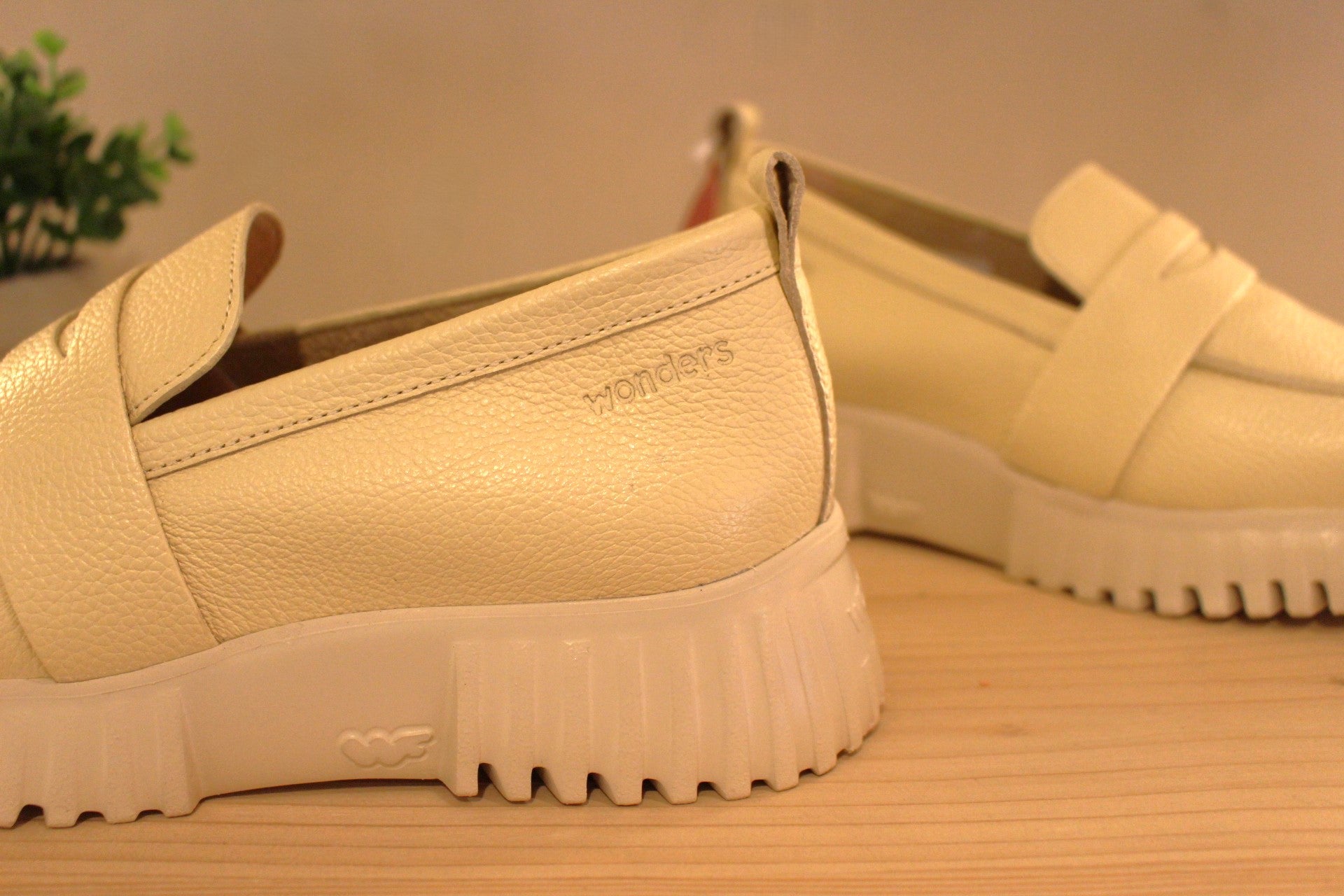 WONDERS Mocassin en cuir de couleur vanille. Chaussures doublées cuir. Semelle interne amovible