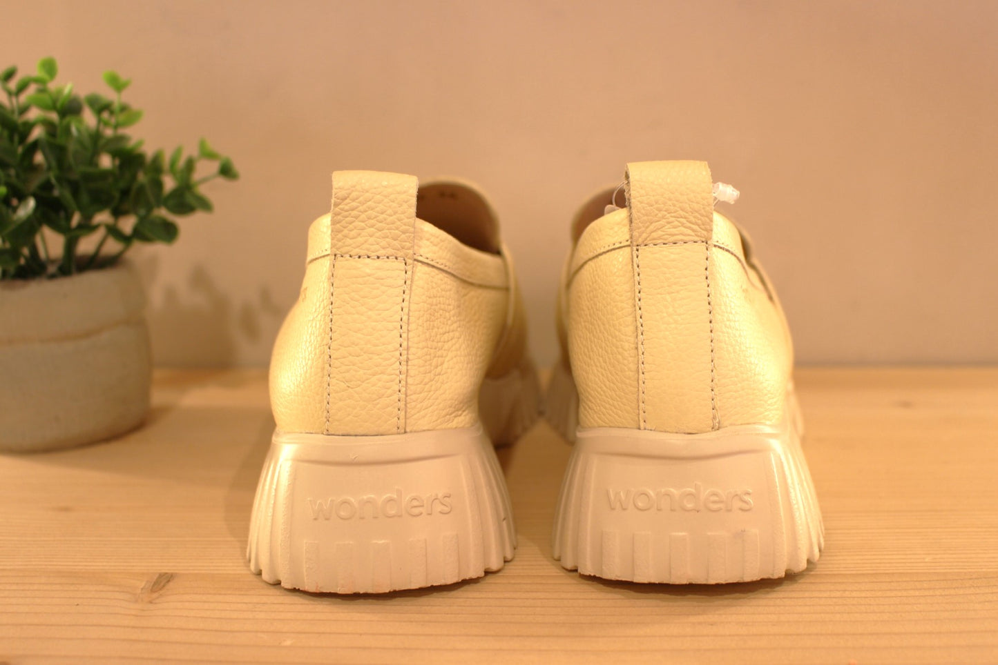 WONDERS Mocassin en cuir de couleur vanille. Chaussures doublées cuir. Semelle interne amovible