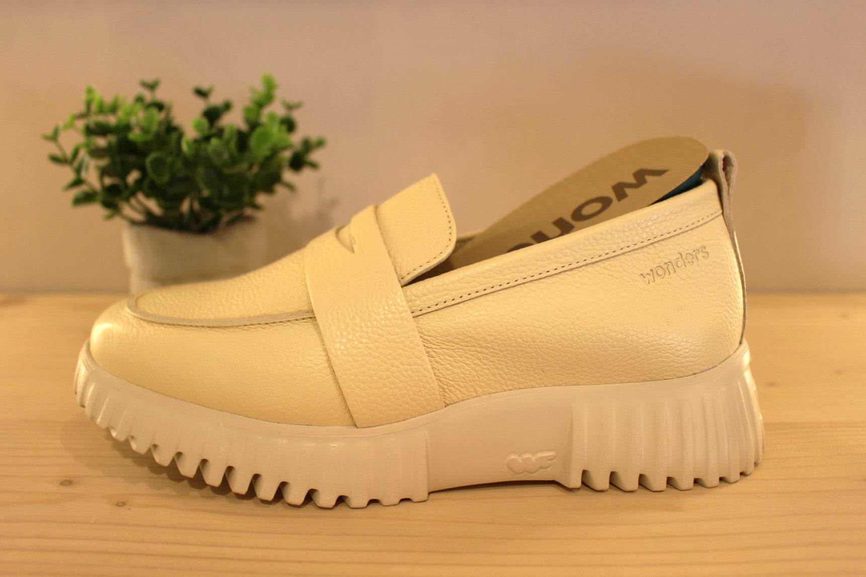 WONDERS Mocassin en cuir de couleur vanille. Chaussures doublées cuir. Semelle interne amovible