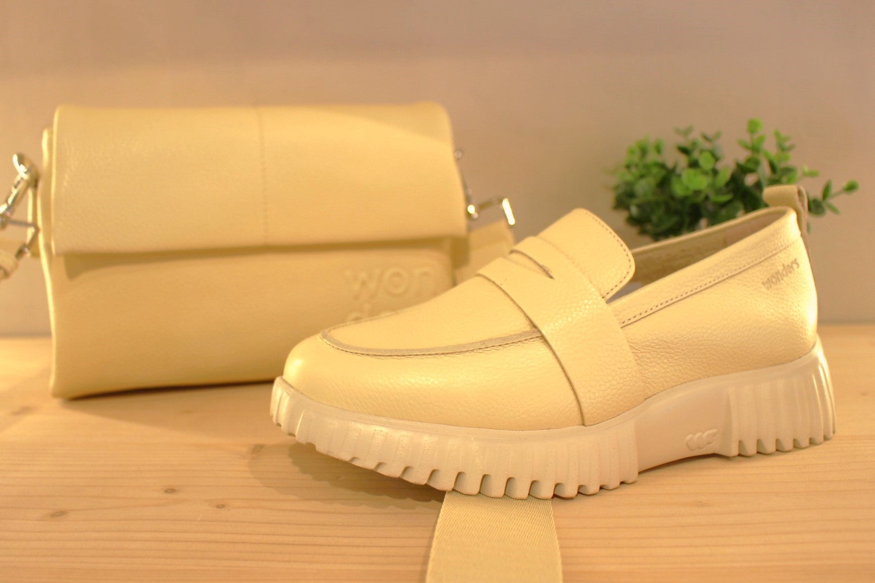 WONDERS Mocassin en cuir de couleur vanille. Chaussures doublées cuir. Semelle interne amovible