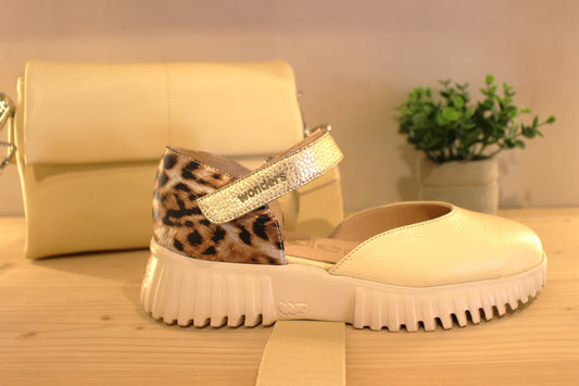 WONDERS  Babies en cuir de couleur vanille et thème animal métallisé sur l'arrière. Serrage par bride métallisée platine sur le coup de pied