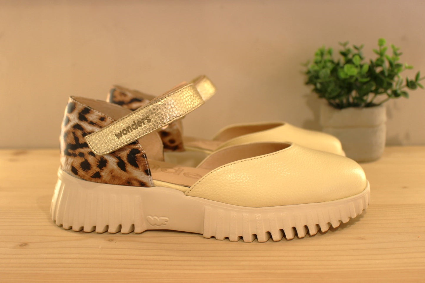  Babies en cuir de couleur vanille et thème animal métallisé sur l'arrière. Serrage par bride métallisée platine sur le coup de pied