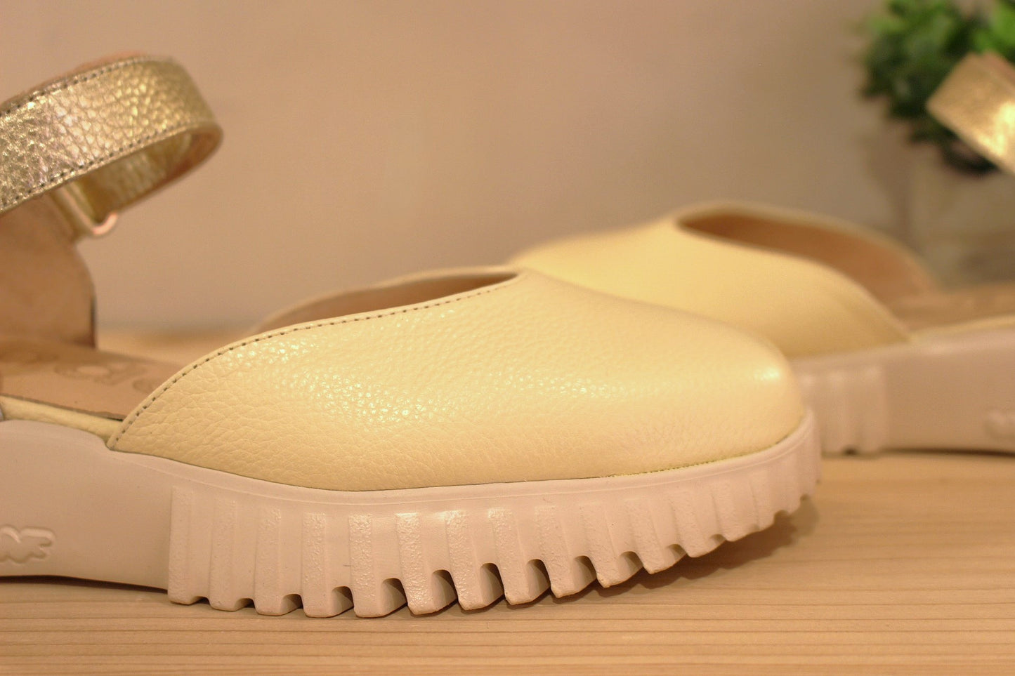  Babies en cuir de couleur vanille et thème animal métallisé sur l'arrière. Serrage par bride métallisée platine sur le coup de pied