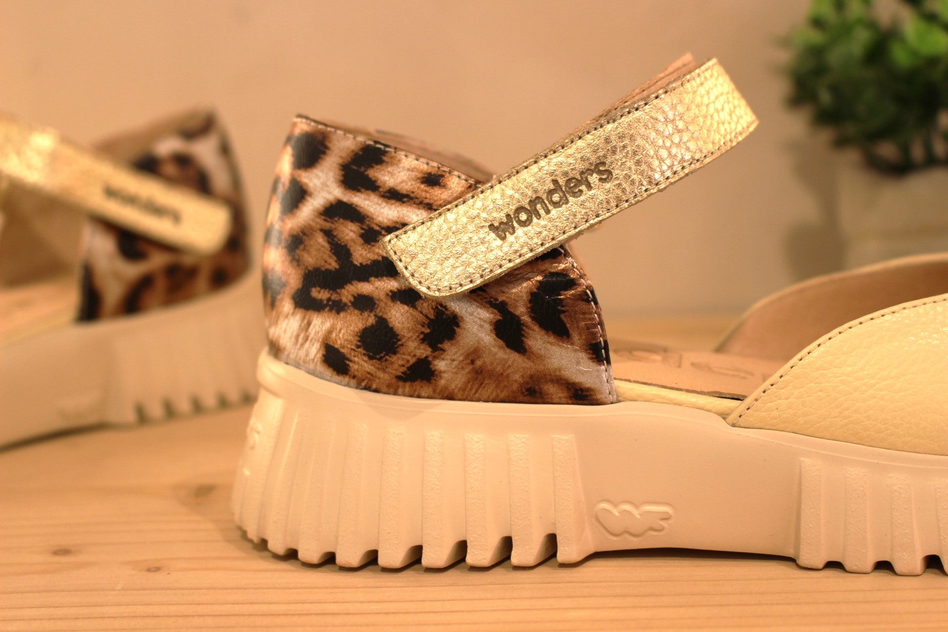 WONDERS Babies en cuir de couleur vanille et thème animal métallisé sur l'arrière. Serrage par bride métallisée platine sur le coup de pied