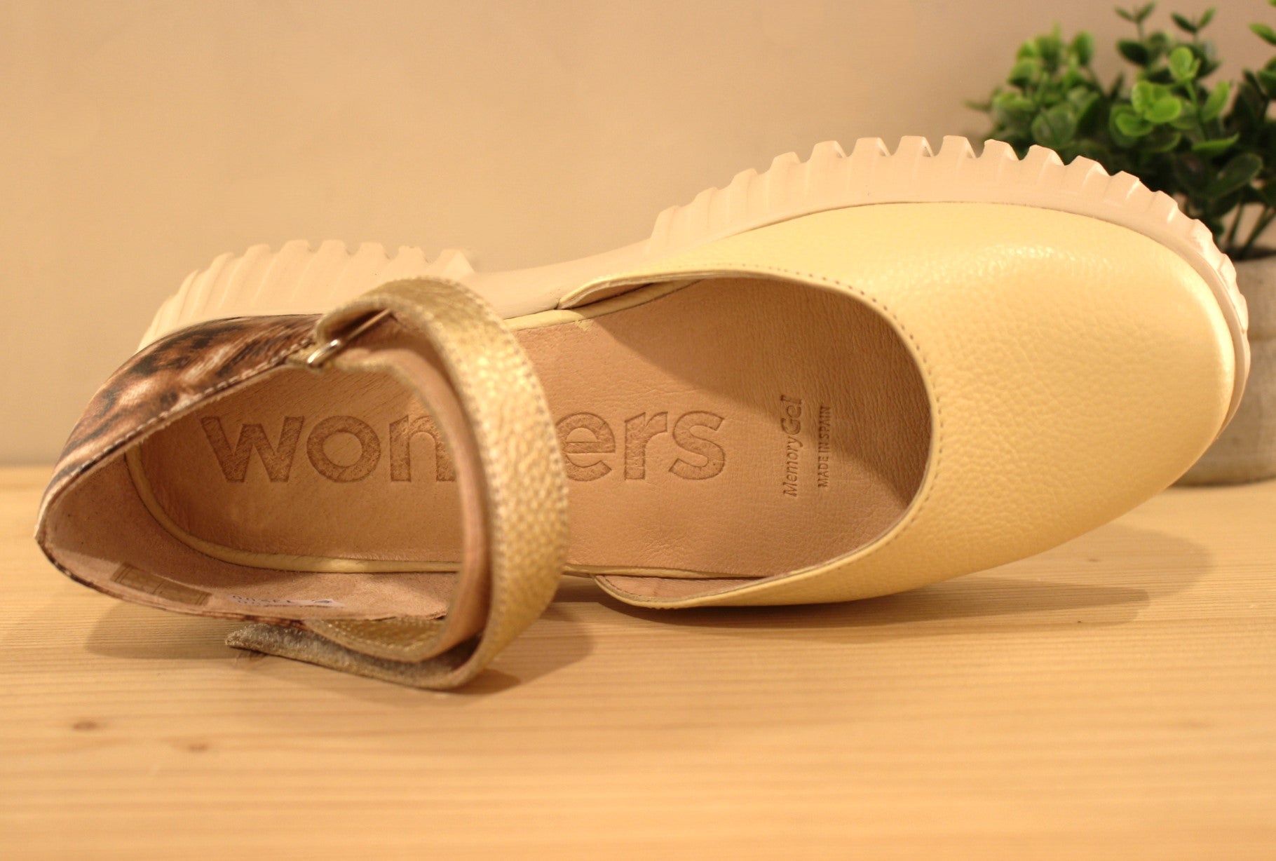  WONDERS Babies en cuir de couleur vanille et thème animal métallisé sur l'arrière. Serrage par bride métallisée platine sur le coup de pied