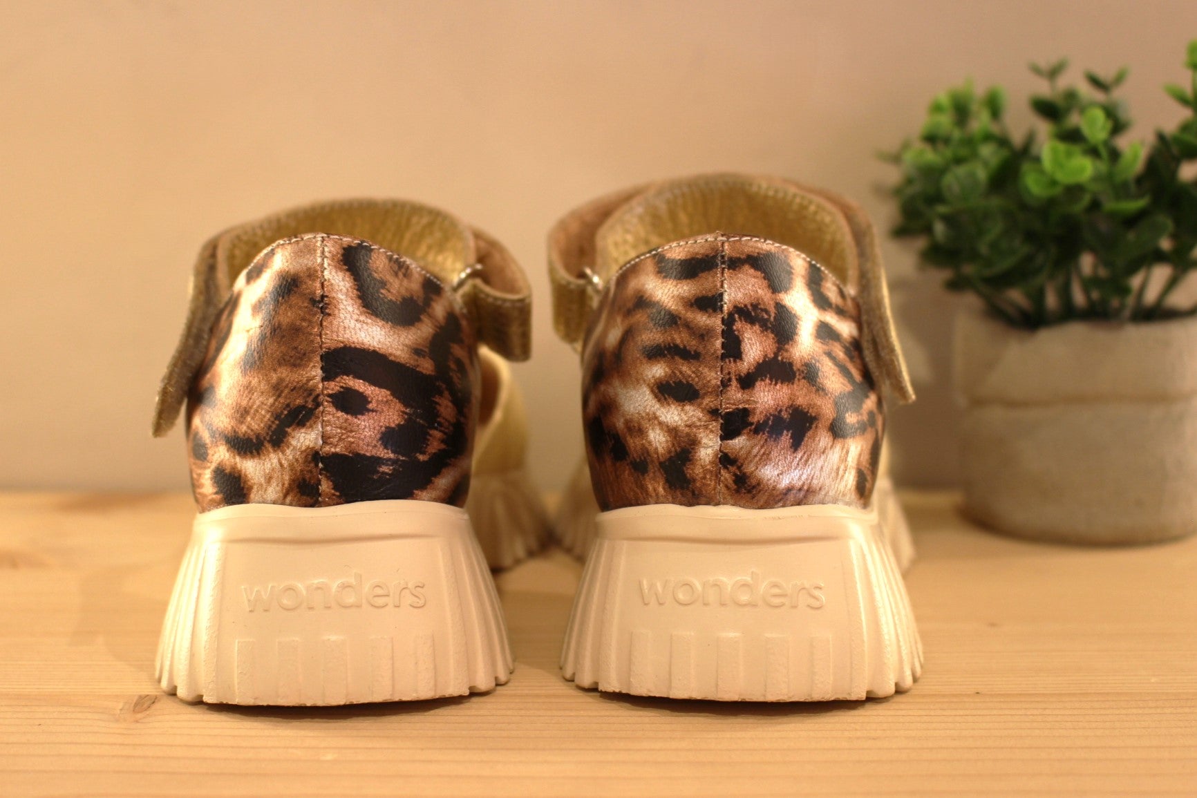 WONDERS  Babies en cuir de couleur vanille et thème animal métallisé sur l'arrière. Serrage par bride métallisée platine sur le coup de pied