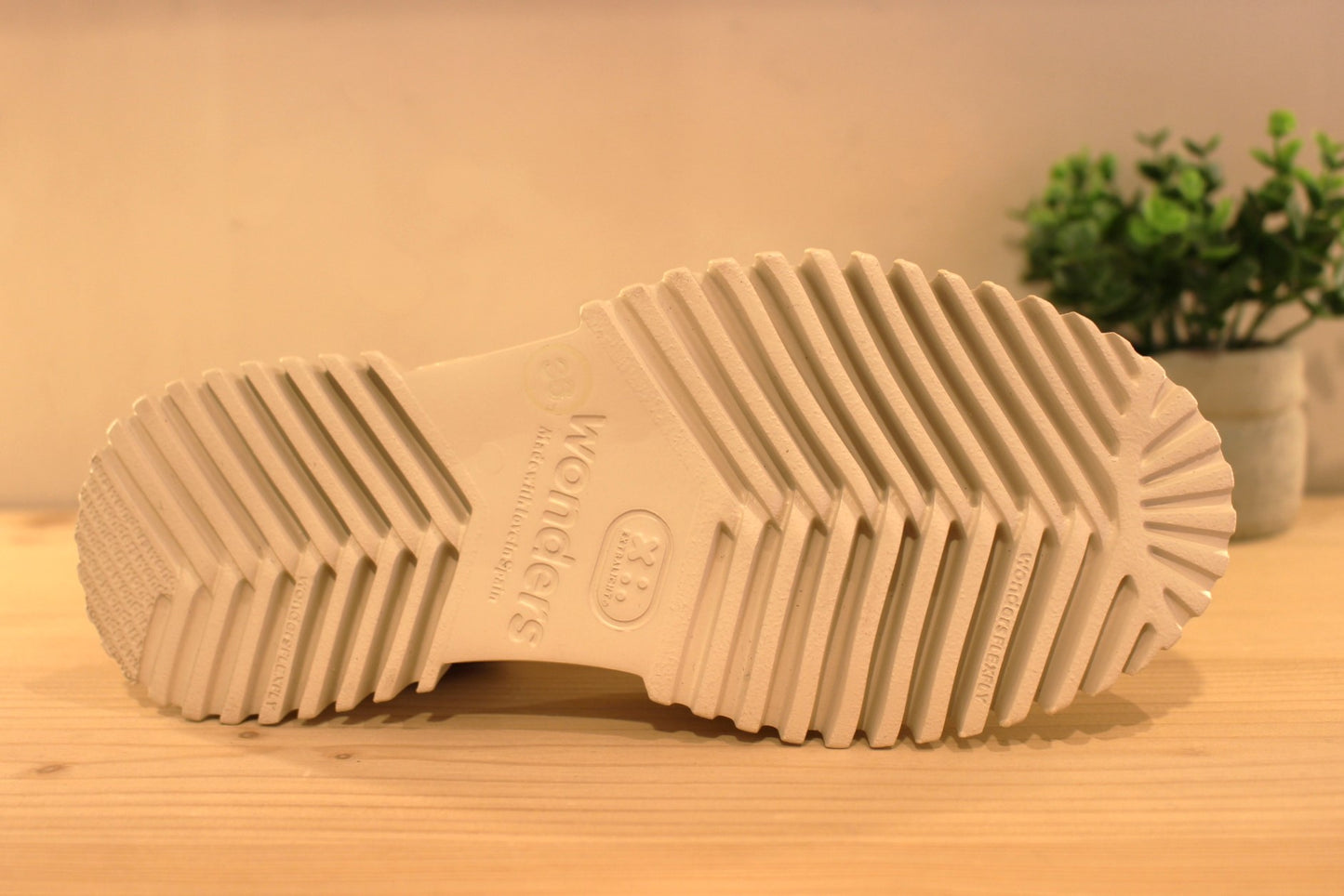 WONDERS Babies en cuir de couleur vanille et thème animal métallisé sur l'arrière. Serrage par bride métallisée platine sur le coup de pied