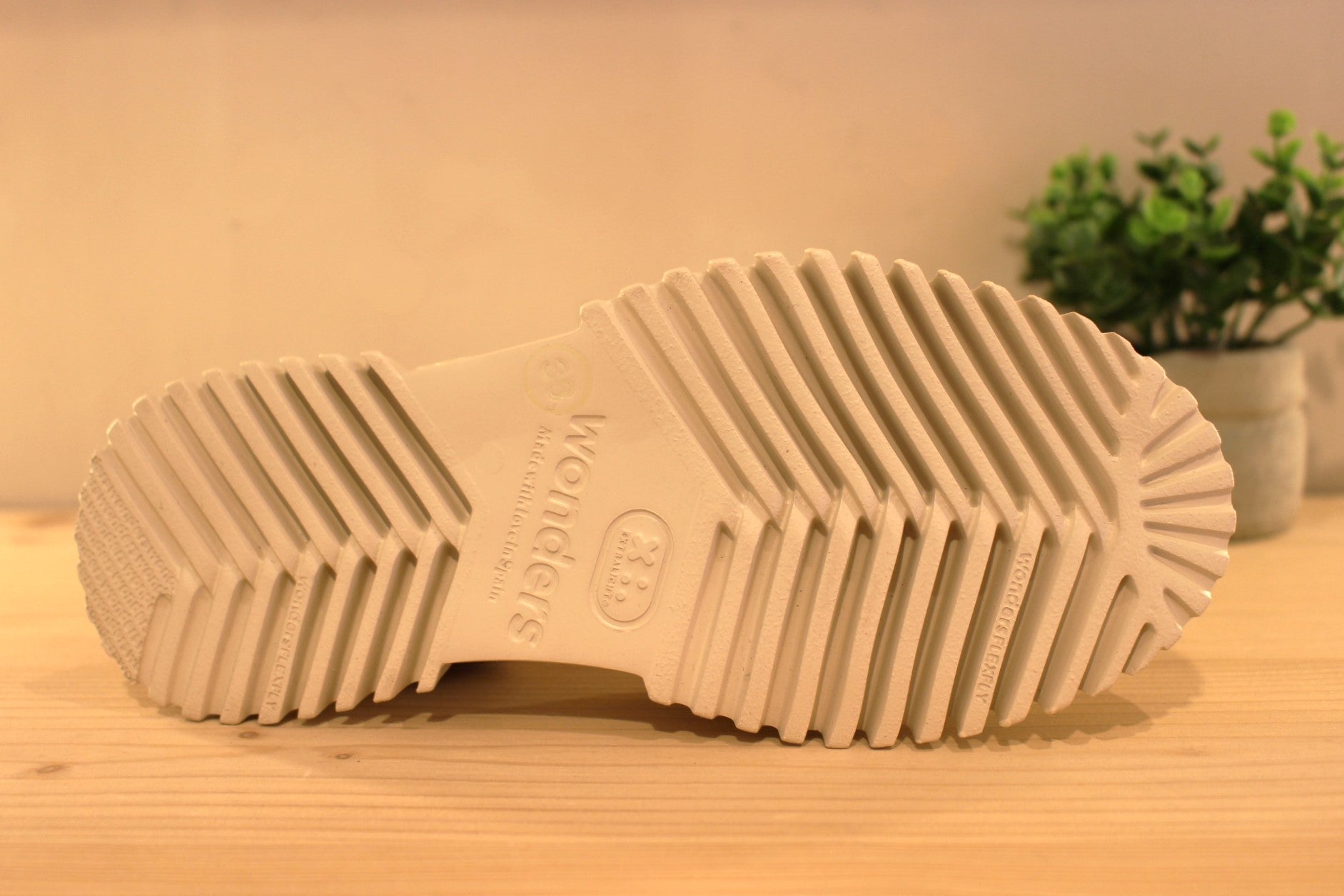 WONDERS Babies en cuir de couleur vanille et thème animal métallisé sur l'arrière. Serrage par bride métallisée platine sur le coup de pied