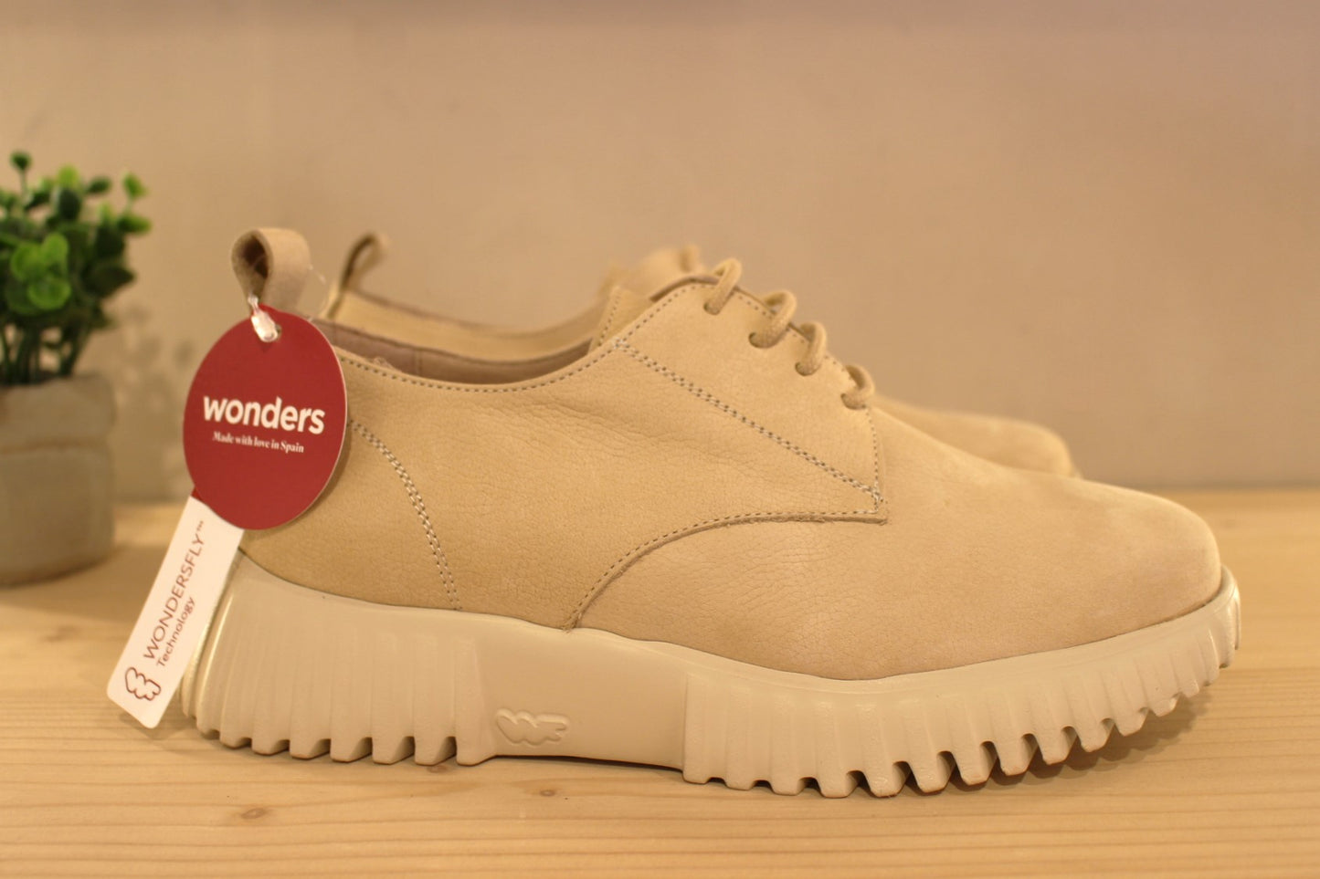 Derby en cuir nubuck de couleur beige. Serrage lacets coton ton sur ton réhaussés par un bijou estampillé Wonders