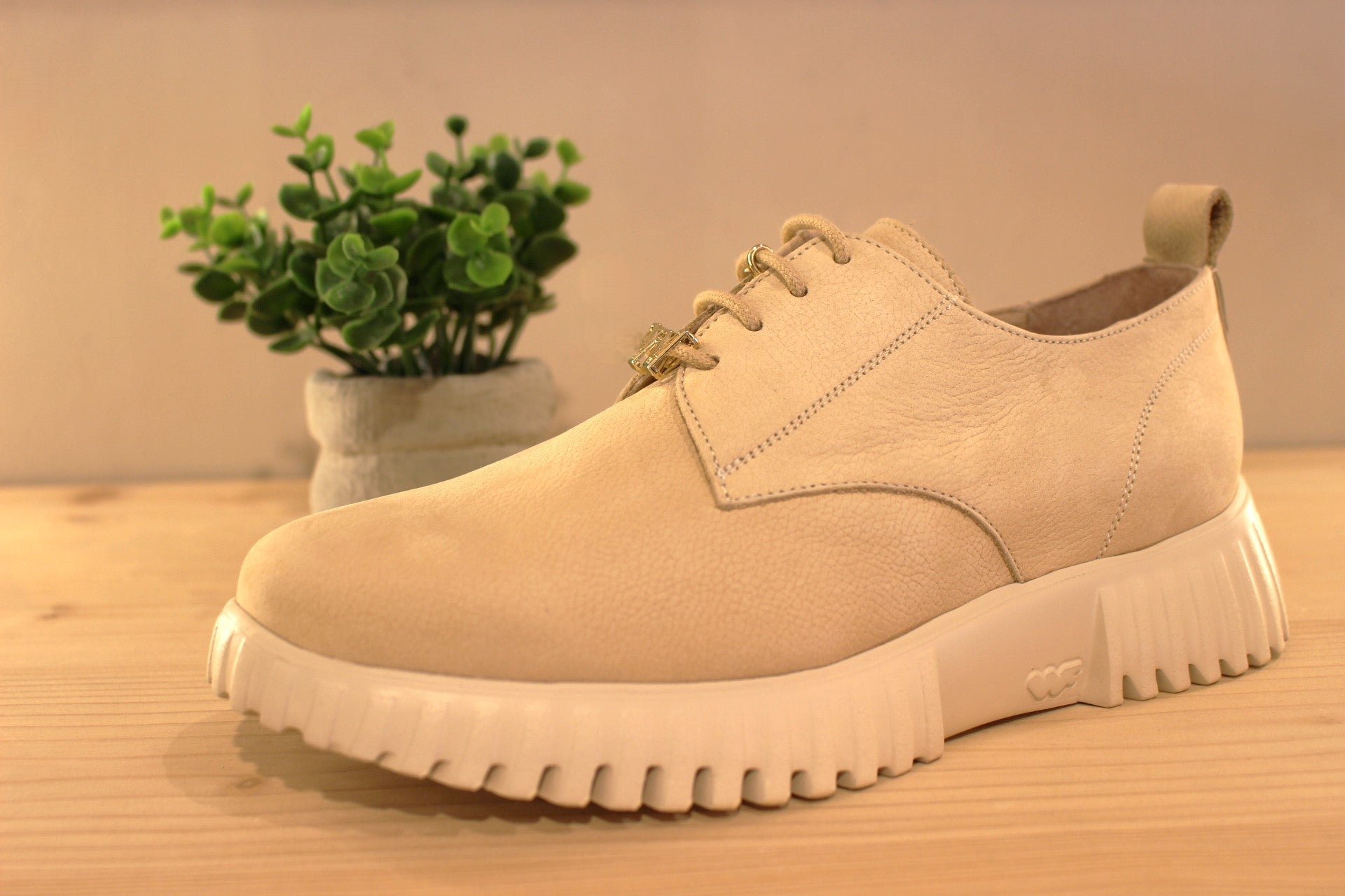 Derby en cuir nubuck de couleur beige. Serrage lacets coton ton sur ton réhaussés par un bijou estampillé Wonders