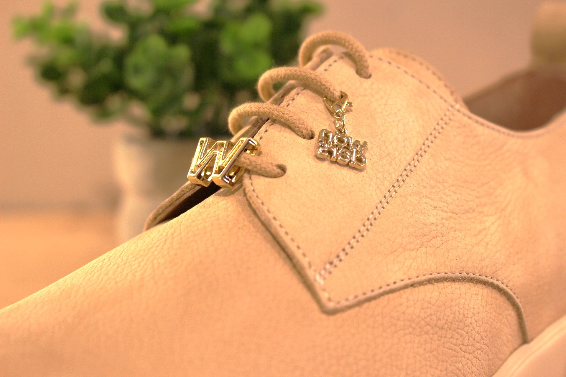 Derby en cuir nubuck de couleur beige. Serrage lacets coton ton sur ton réhaussés par un bijou estampillé Wonders