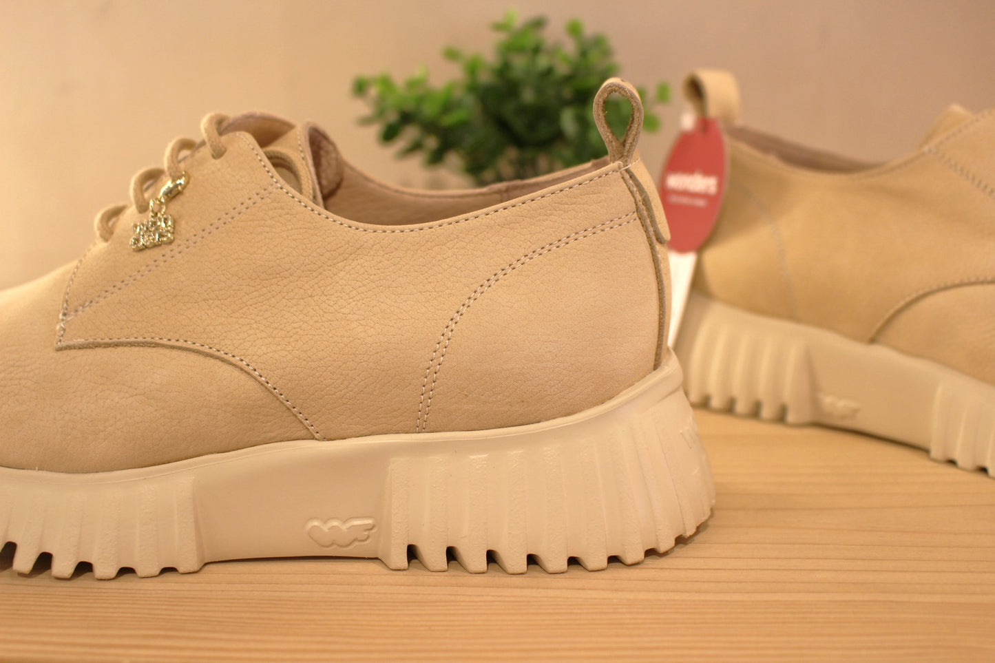 Derby en cuir nubuck de couleur beige. Serrage lacets coton ton sur ton réhaussés par un bijou estampillé Wonders