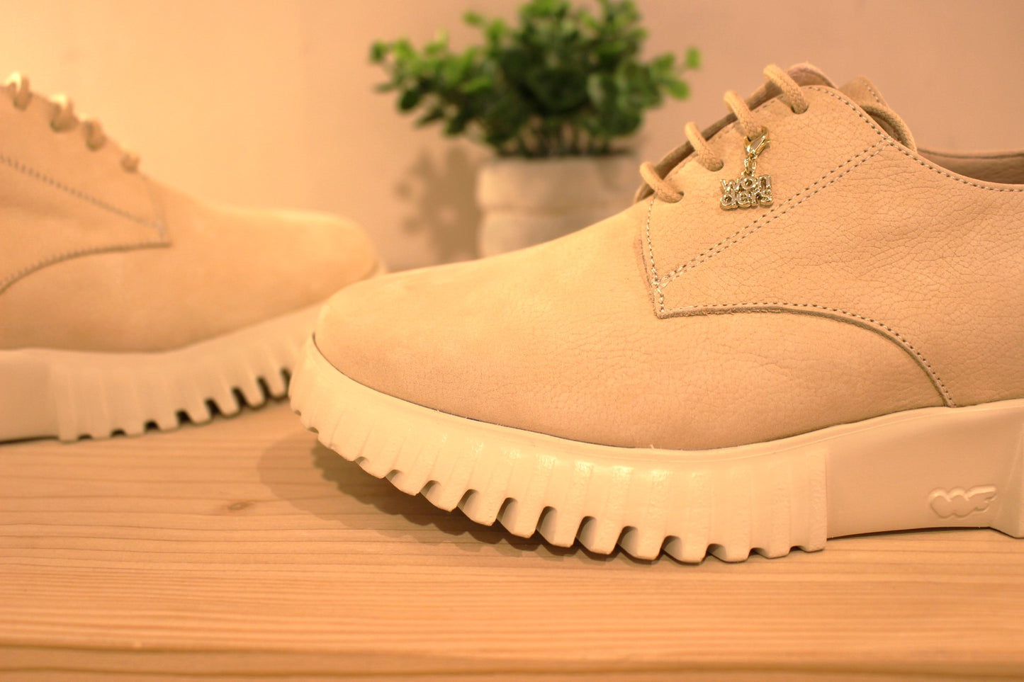 Derby en cuir nubuck de couleur beige. Serrage lacets coton ton sur ton réhaussés par un bijou estampillé Wonders