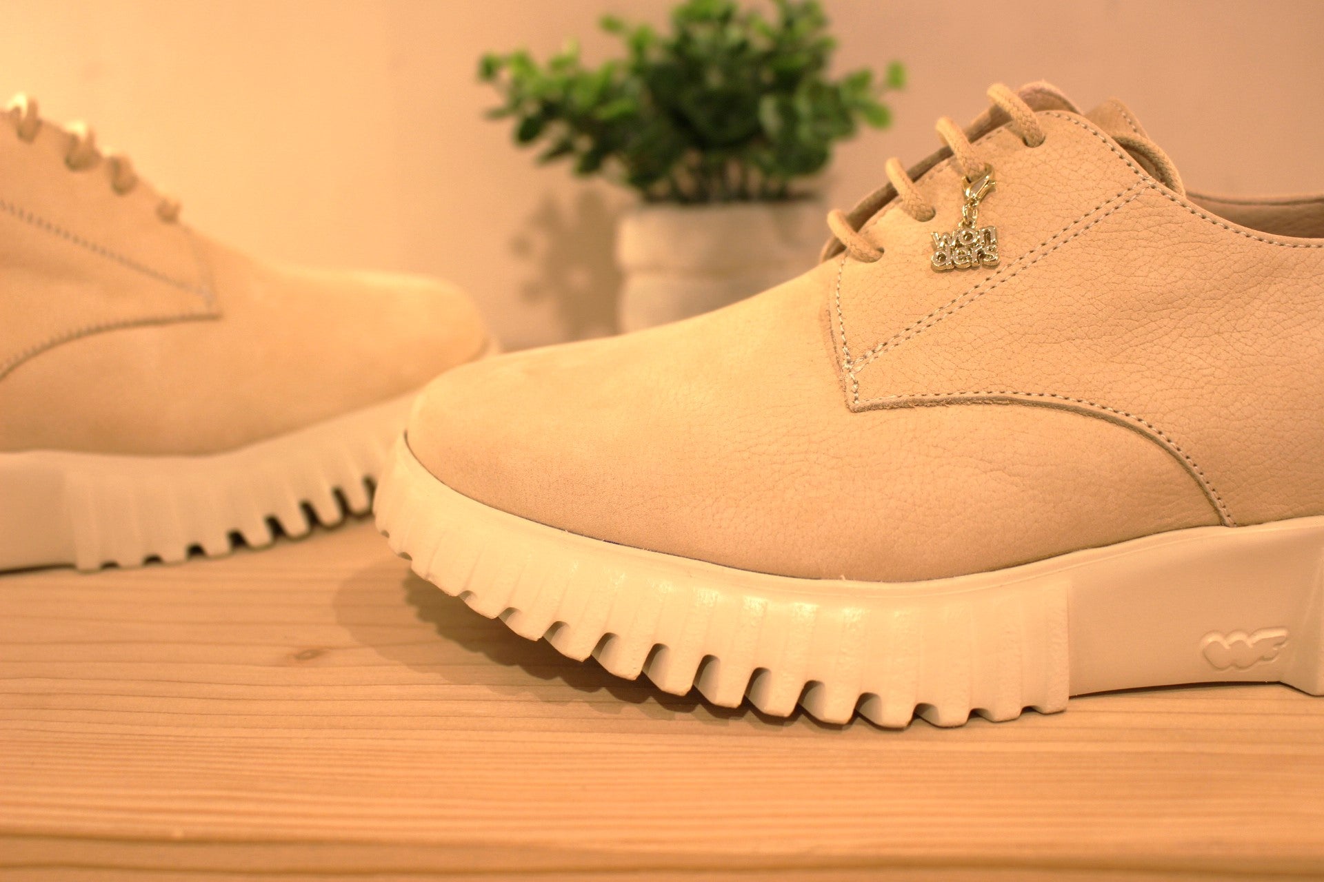 Derby en cuir nubuck de couleur beige. Serrage lacets coton ton sur ton réhaussés par un bijou estampillé Wonders