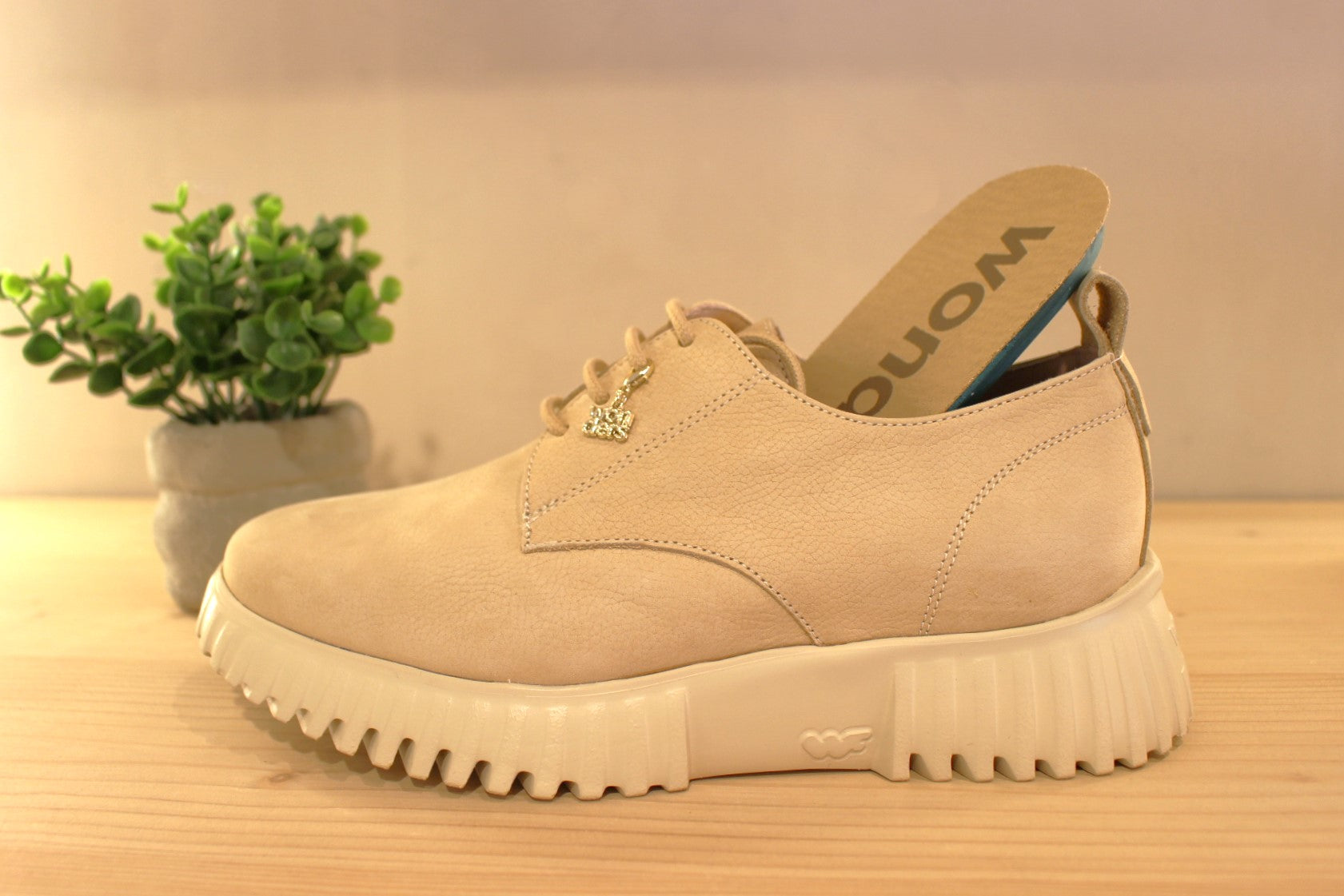 Derby en cuir nubuck de couleur beige. Serrage lacets coton ton sur ton réhaussés par un bijou estampillé Wonders