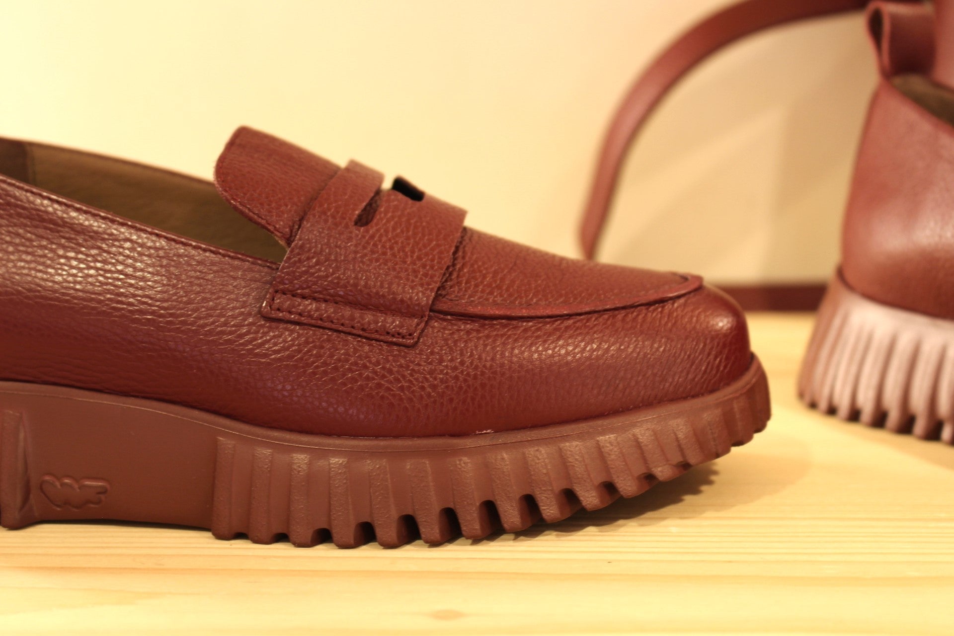 Mocassins WONDERS en cuir grainé de couleur bordeaux. Barette décorative ton sur ton. Chaussures doublées cuir et semelle interne amovible