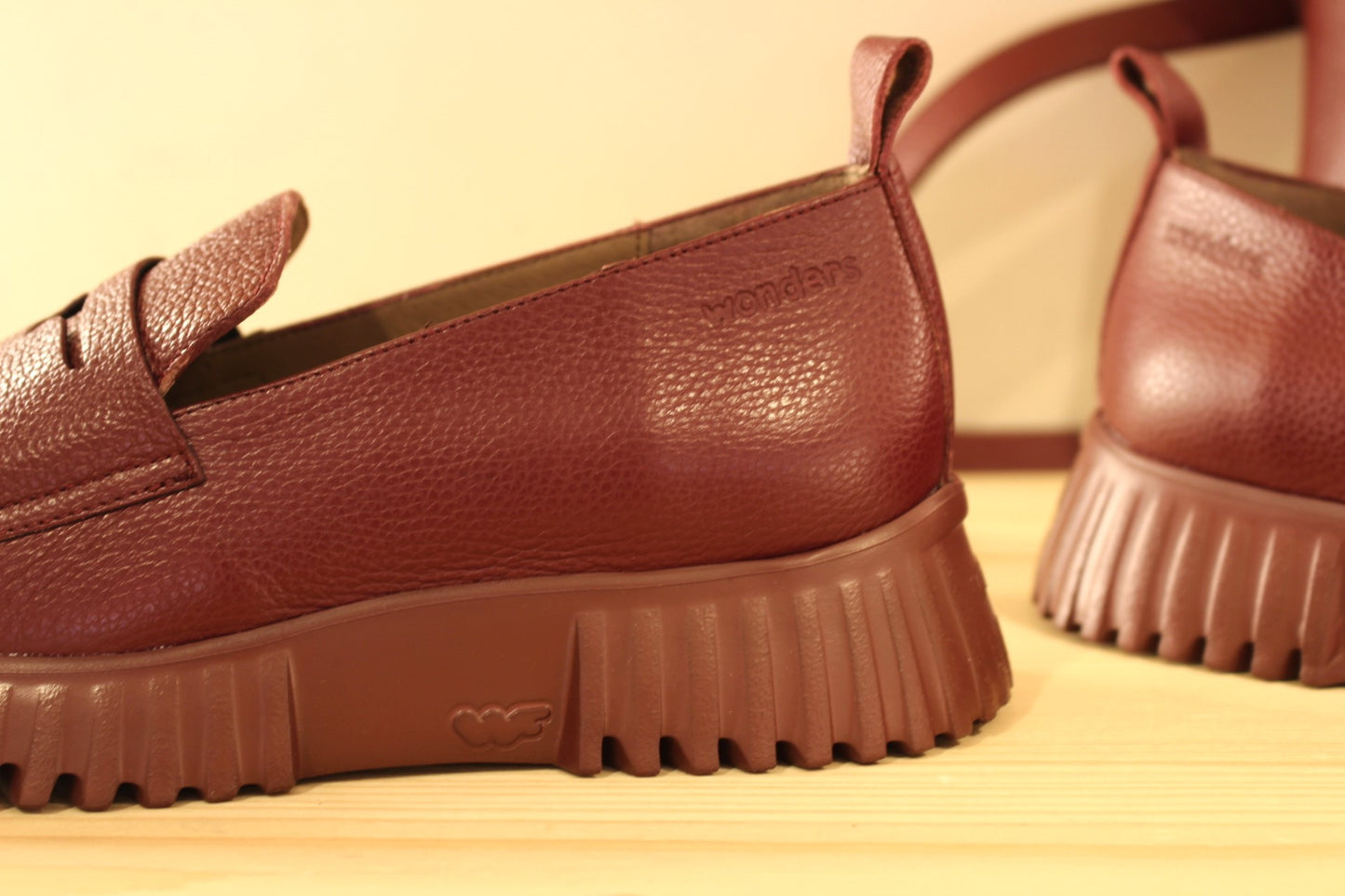 Mocassins WONDERS en cuir grainé de couleur bordeaux. Barette décorative ton sur ton. Chaussures doublées cuir et semelle interne amovible