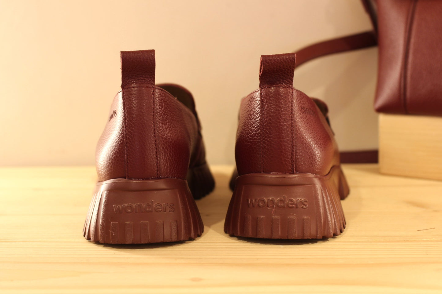 Mocassins WONDERS en cuir grainé de couleur bordeaux. Barette décorative ton sur ton. Chaussures doublées cuir et semelle interne amovible