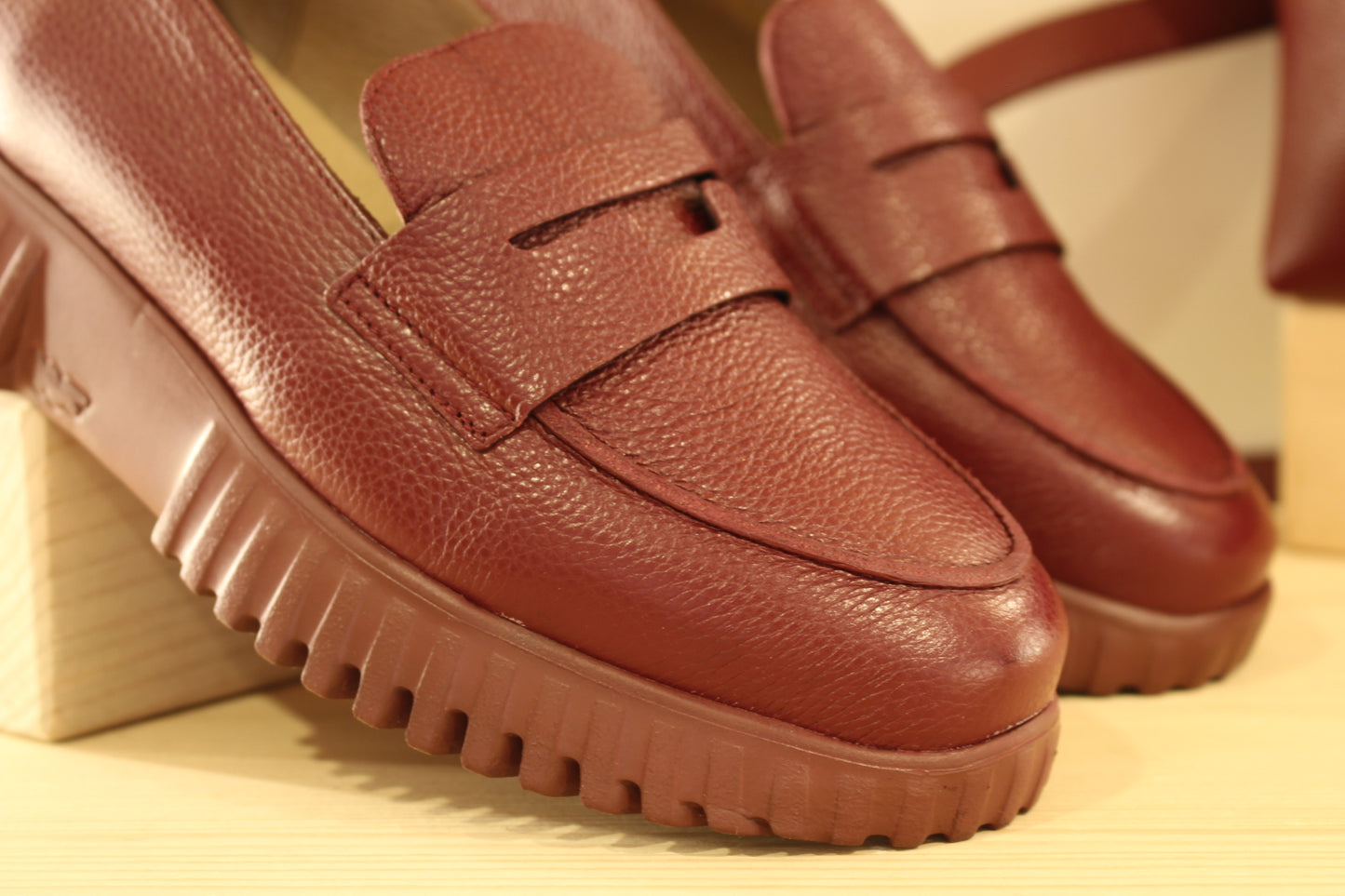 Mocassins WONDERS en cuir grainé de couleur bordeaux. Barette décorative ton sur ton. Chaussures doublées cuir et semelle interne amovible