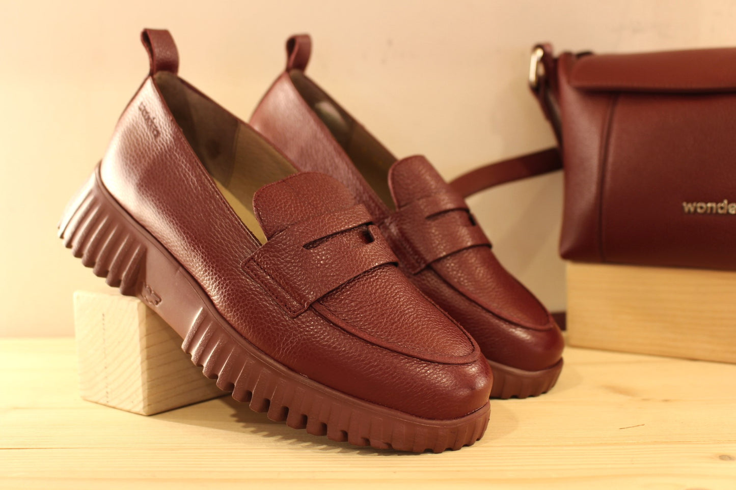 Mocassins WONDERS en cuir grainé de couleur bordeaux. Barette décorative ton sur ton. Chaussures doublées cuir et semelle interne amovible