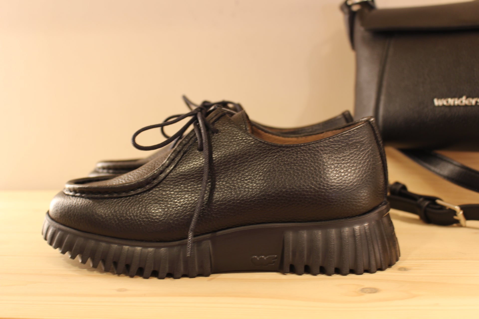 Derby WONDERS en cuir grainé de couleur noir. Chaussures doublées cuir et semelle interne amovible